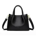 Elegante borsa a mano in pelle martellata nera con hardware dorato e tracolla chic - Nero