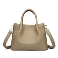 Elegante borsa a mano cachi in pelle martellata con dettagli oro e tracolla regolabile - Khaki chiaro