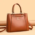 Elegante bolso de mano de cuero marrón con logo de canguro y asas - Estilo Tote (L8855) / Amarillo