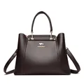 Bolso de mano elegante en cuero marrón oscuro con logo de canguro y detalles dorados. - Estilo Tote (L8855) / Marrón Oscuro