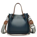 Elegante bolso de mano en cuero azul marino con correa tejida ancha y asas marrones - Azul