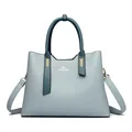 Elegante borsa a mano in pelle PU azzurra con manici verde scuro e dettagli in metallo dorato. - Azzurro