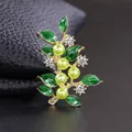 Exquisite grüne Emaille-Pflanzenbrosche mit hellgrünen Perlen und feinen Steinen - Beerenstängel-Stil (XD824235)