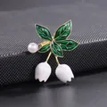 Exquisite Brosche im Waldstil mit grünen Blättern und weißen Blumen - Maiglöckchen Knospe Stil (XD824125)