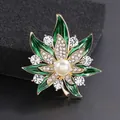 Eleganter grüner Blatt-Brosche mit funkelnden Kristallen und einer Perle in der Mitte. - Vollständiger Strass Ahornblatt-Stil (XD824136)