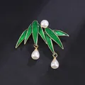 Frische Waldstil grüne Bambusblatt Brosche mit eleganten weißen Perlen und Golddekor - Wald-Bambusblatt-Stil (XD824146)