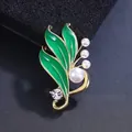Eleganter grüner Emaille-Blatt-Anstecknadel mit Perlen und Kristalldetails - Drei Blätter Stil (XD824266)