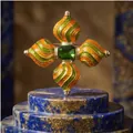 Broche en émail vintage en forme de croix avec verre vert sur socle bleu - Croix Peinte Bijou Vert