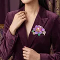 Eleganter violetter Pfingstrosen-Anstecknadel mit Strass und Perle auf Samtblazer - Lila