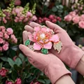 Eleganter Pfingstrosen-Anstecker mit rosa Emaille und Strass auf weichen rosa Handschuhen - Rosa