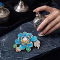 Eleganter blauer Emaille-Pfingstrosen-Broschenpin mit Perle und glitzernden Steinen - Blau