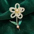 Broche fleur élégante en cristal avec perles d'eau douce et finition plaquée or 14k - Broche Fleur Or 14K
