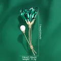 Broche fleur élégante avec pétales en verre K9 vert, perle blanche et plaqué or 14k. - Style Fleur en Or 14K