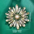 Elegante zonnebloem broche met zoetwaterparel en gele K9 glas kristallen accenten - Gouden Zonnebloem Stijl (TXZ923123)