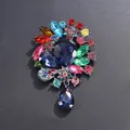 Gros plan d'une broche de style palais vintage avec strass colorés et pendentif goutte. - Noir Fusil (Bleu Foncé Multicolore)