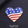 Dettaglio della spilla smaltata a forma di cuore con bandiera americana, stelle e strisce - Cuore USA (XD823124)