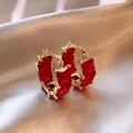 Eleganti orecchini a cerchio stile francese con zirconi rossi taglio smeraldo - Rosso (R0291)