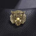 Broche badge tête de tigre vintage dorée sur cuir noir texturé de haute qualité - Or Antique (Tête de Tigre)