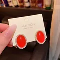 Elegante rote ovale Vintage-Ohrstecker aus Harz mit weißem Perlenrand auf Karte - Retro Oval Perlenrand Stil (E4767) / Rot