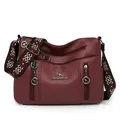 Borsa a tracolla bordeaux in pelle martellata con ampia tracolla a fantasia e cerniere - Borgogna
