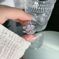 Makroansicht eines Vintage-Rings im chinesischen Stil mit violettem Herzstein und Blumen - Stil 1 Open Ring (Flaschenkürbis Design)