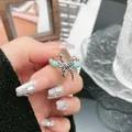 Detailansicht eines punkigen flüssigmetall Schmetterlingsrings mit minzgrüner Emaille - Verstellbarer Ring Stil 2