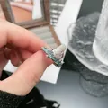 Detailansicht eines Punk-Liquid-Metall-Schmetterlingsrings mit mintgrüner Emaille - Verstellbarer Ring Stil 1