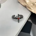 Gros plan détaillé d'une bague punk noire avec une gemme cœur rouge et motif d'épée. - Épée Cœur Rose (No 2)