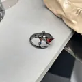 Détail macro d'une bague gothique noire avec pierre rouge en cœur et motif croix - Style Croix Cœur (No 3)
