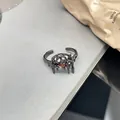 Dunkler Gothic-Punk-Ring, verstellbar, mit rotem Edelstein und strukturierter Oberfläche - Dorn Quadrat Stil (Nr. 6)