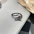 Detailaufnahme eines dunkel patinierten Drachenrings im Punk-Stil mit roten Kristallen - Drachenkopf Stil (Nr. 8)