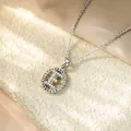 Primo piano di un'elegante collana argentata con ciondolo a lettera E in zirconi micro-pavé - Collana E / Argento