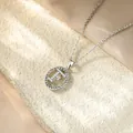 Primo piano di un ciondolo ovale argentato con la lettera F in zirconi micro-pave. - Collana F / Argento