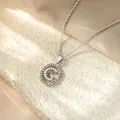 Vista dettagliata dell'elegante collana con ciondolo iniziale G e zirconi micro - Collana G / Argento