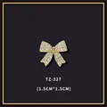 Détail macro d'une broche nœud étincelante plaquée or avec pierres, taille 1,5 cm - Style Nœud en strass (TZ-327)
