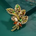 Exquisit große kristalline Blumenbrosche mit bunten Strasssteinen in Goldfassung - Kaffee (XD11409)