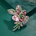 Exquisite große Blumenbrosche mit rosa und grünen Kristallen auf feinem Silbermetall - Rosa (XD11409)