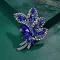Große Vintage-Blumenbrosche mit funkelnden dunkelblauen Strasssteinen und Silberfinish. - Blau (XD11409)