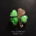 Green four-leaf clover brooch pin with heart-shaped crystal petals - Four-leaf Clover Style (XD3026) / Gold White Zirconia