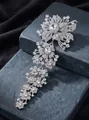 Luxuriöse lange silberne Blumenbrosche mit funkelnden Kristall-Strasssteinen für Damen - Silber