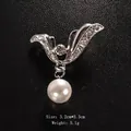 Elegant silver bow brooch decorated with rhinestones and a hanging white faux pearl - Wing Style Rhinestone Pendant Pearl (XD9367-2) / 3.2x3.3cm / Wing Bowknot Pendant Pearl (Silver)
