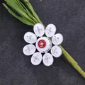Elegante witte emaille bloem broche speld met rood centrum voor damesjassen, 4,4 cm - 4.4cm*4.4cm / Witte Bloem Stijl (XD8726)