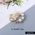 Elegant gold-tone brooch with faux pearls and crystals, size 5.0cm x 4.3cm for suits - Floral Ribbon Style (XD8794)