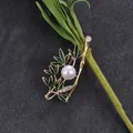Elegante bamboe broche met groene emaille bladeren en een grote witte ronde parel - Grijze Bamboe Stijl (XD8778)