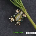 Elegante groene kristallen kikkerbroche in goudkleurige afwerking voor damesjassen - Zwarte Kikker Stijl (XD8780)