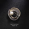 Κομψή χρυσή κυκλική καρφίτσα με λευκό μαργαριτάρι και λαμπερά στρας για κοστούμια - Στυλ Σπιράλ Μαργαριτάρι (XD9124) / 3.7x3.5cm / Χρυσό