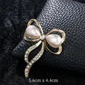 Eleganter goldener Schleifen-Brosche mit weißen Perlen und Strasssteinen, 5,6 cm x 4,4 cm - Schmetterlingsschleife mit Perle und Strass (XD9366) / KC Gold
