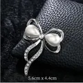 Eleganter Schleifen-Brosche mit weißen Perlen und Strasssteinen, 5,6x4,4 cm - Schmetterlingsschleife mit Perle und Strass (XD9366) / Silber