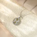 Primo piano di un ciondolo a lettera H in argento con micro zirconi scintillanti - Collana H / Argento