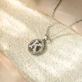 Primo piano di elegante collana d'argento con pendente iniziale K in cristallo - Collana K / Argento